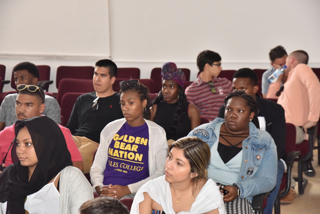 سلمان يستقبل وفد طلبة أمريكيين وينقل لهم تحديات المدينة