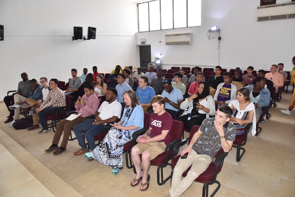 سلمان يستقبل وفد طلبة أمريكيين وينقل لهم تحديات المدينة