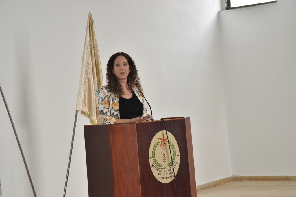 The Mayor of Bethlehem welcomes an American student delegation and explains to them the city challenges