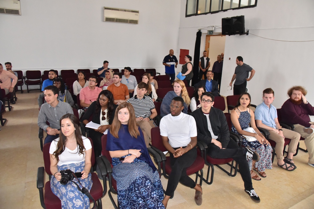 The Mayor of Bethlehem welcomes an American student delegation and explains to them the city challenges