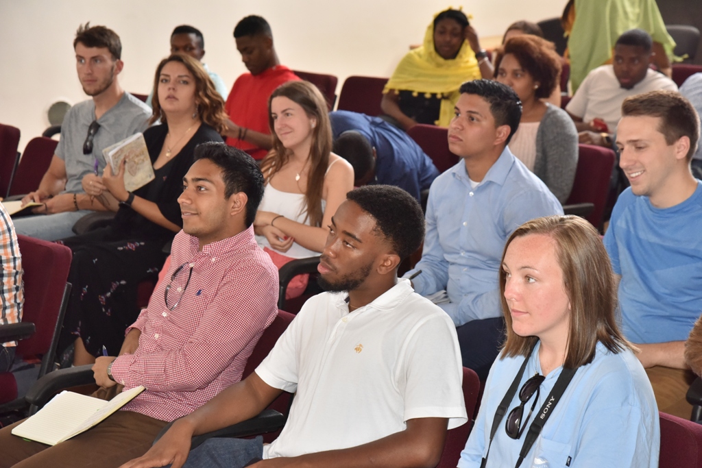 The Mayor of Bethlehem welcomes an American student delegation and explains to them the city challenges