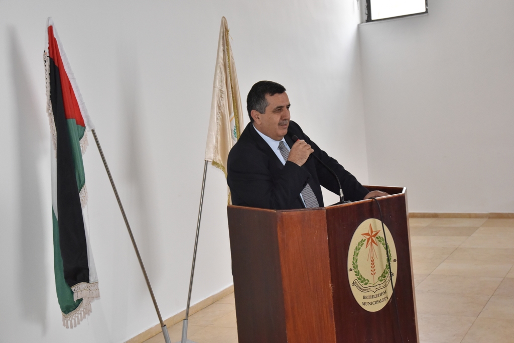 The Mayor of Bethlehem welcomes an American student delegation and explains to them the city challenges