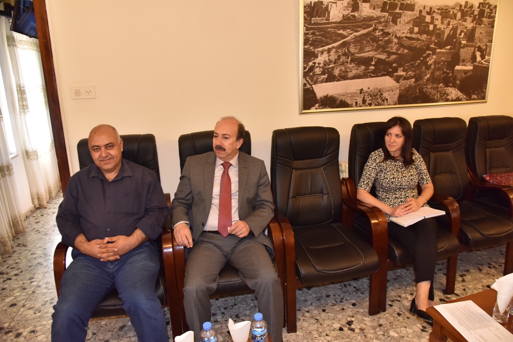 لقاء يجمع بين رئيسي بلديتي بيت لحم وغلاسكو في دار بلدية بيت لحم