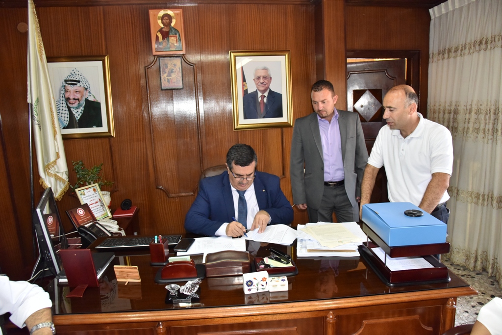 بهدف إقامة مدرسة صناعية حكومية تخدم محافظة بيت لحم  سلمان يوقع على إتفاقية شراء قطعة أرض