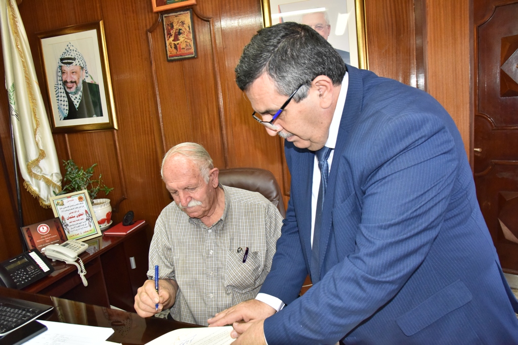 بهدف إقامة مدرسة صناعية حكومية تخدم محافظة بيت لحم  سلمان يوقع على إتفاقية شراء قطعة أرض