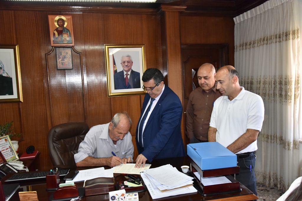 بهدف إقامة مدرسة صناعية حكومية تخدم محافظة بيت لحم  سلمان يوقع على إتفاقية شراء قطعة أرض