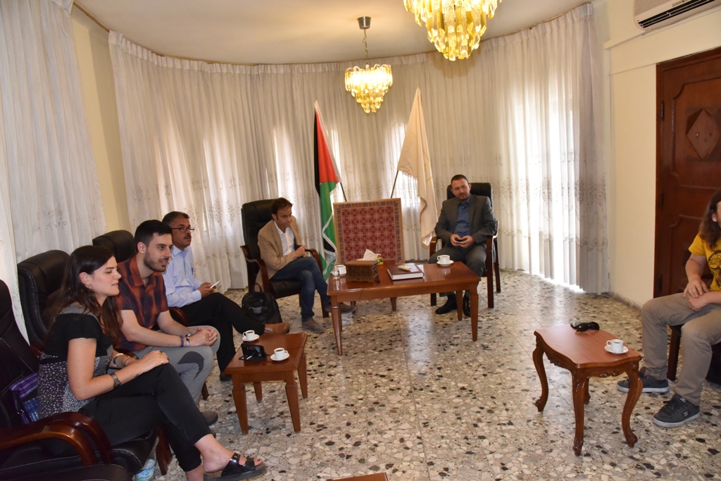 سلمان يستقبل وفداً إسبانياً متضامناً مع الشعب الفلسطيني وينقل لهم تحديات المدينة