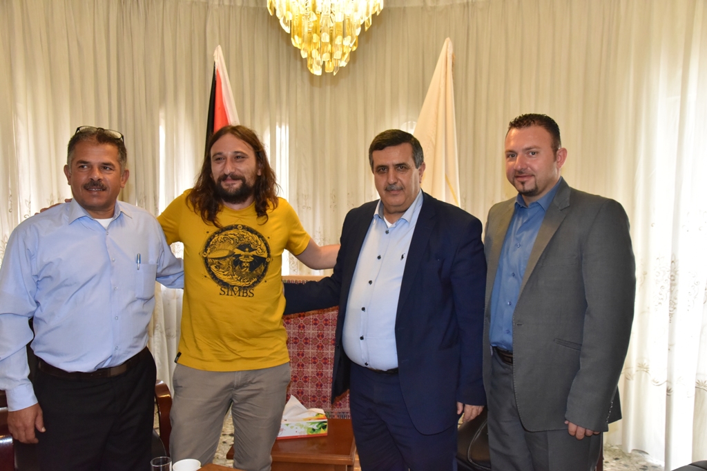 سلمان يستقبل وفداً إسبانياً متضامناً مع الشعب الفلسطيني وينقل لهم تحديات المدينة