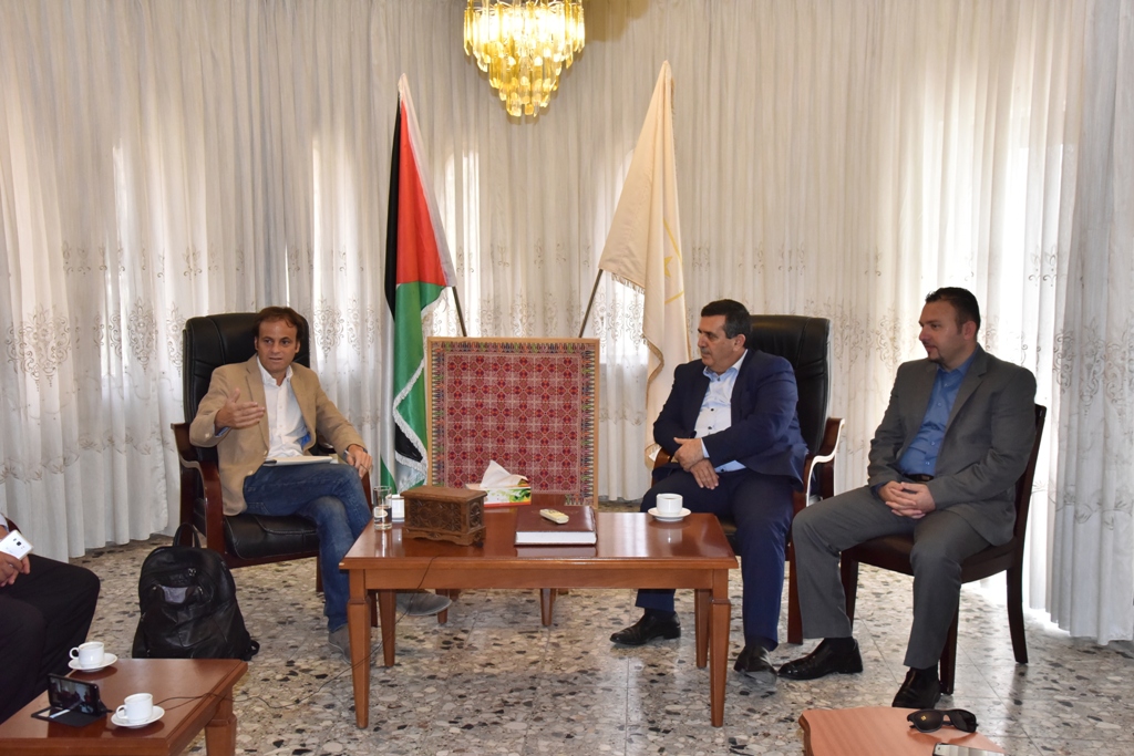 سلمان يستقبل وفداً إسبانياً متضامناً مع الشعب الفلسطيني وينقل لهم تحديات المدينة