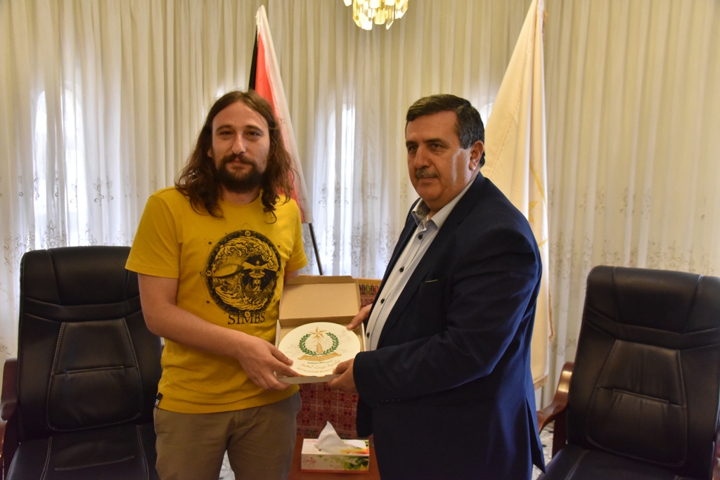 سلمان يستقبل وفداً إسبانياً متضامناً مع الشعب الفلسطيني وينقل لهم تحديات المدينة