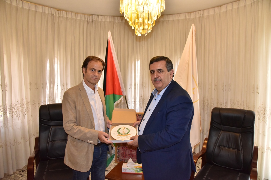 سلمان يستقبل وفداً إسبانياً متضامناً مع الشعب الفلسطيني وينقل لهم تحديات المدينة