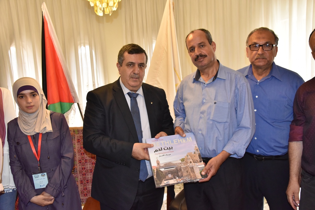 رئيس بلدية بيت لحم ورئيس المجلس الشبابي يستقبلان وفد مجلس شبابي البيرة
