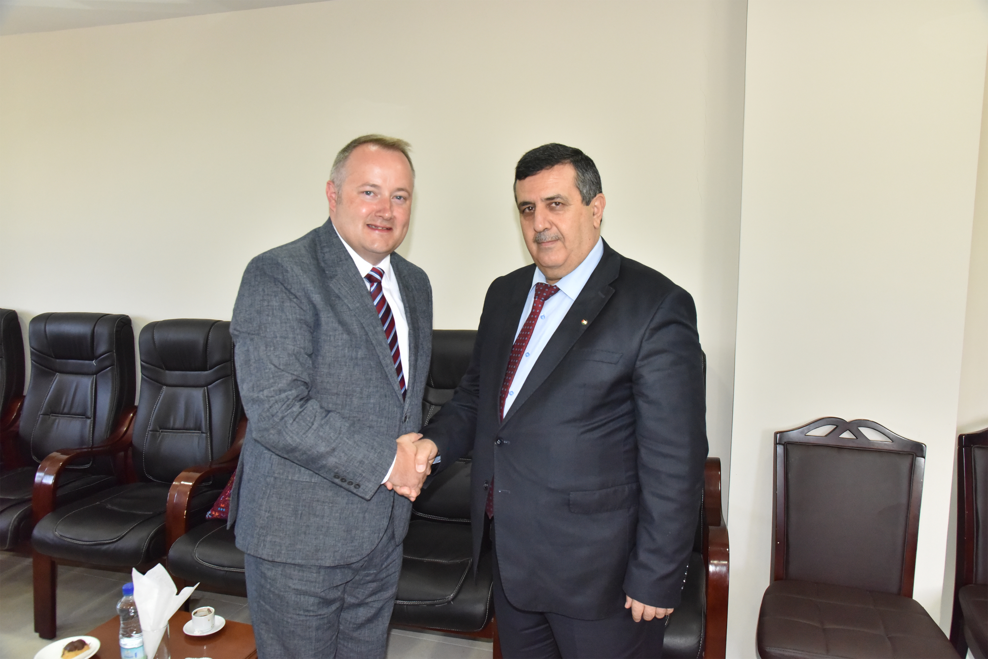 سلمان يلتقي بعضو برلمان ويلز ويشرح له عن واقع مدينة بيت لحم 