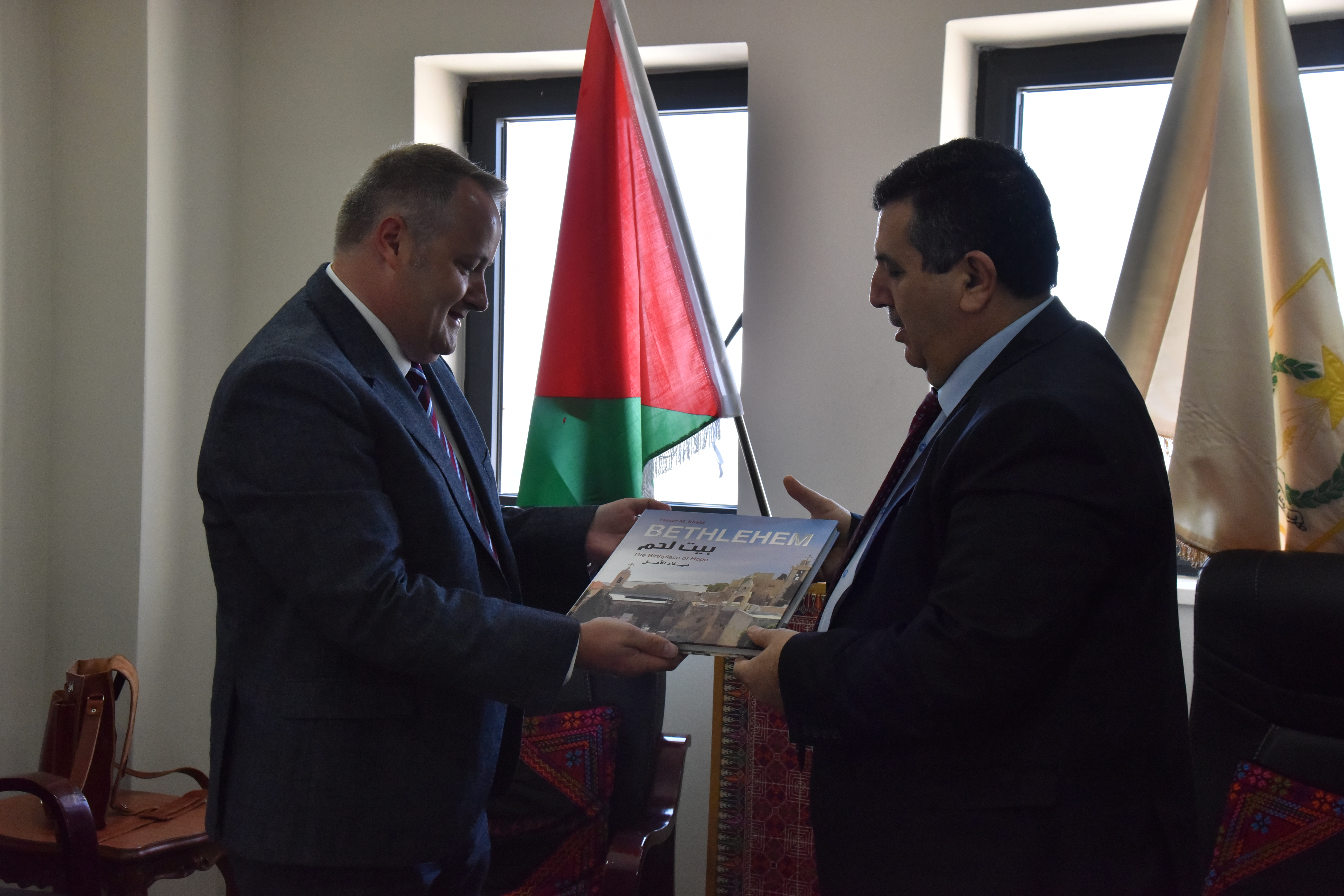 سلمان يلتقي بعضو برلمان ويلز ويشرح له عن واقع مدينة بيت لحم 