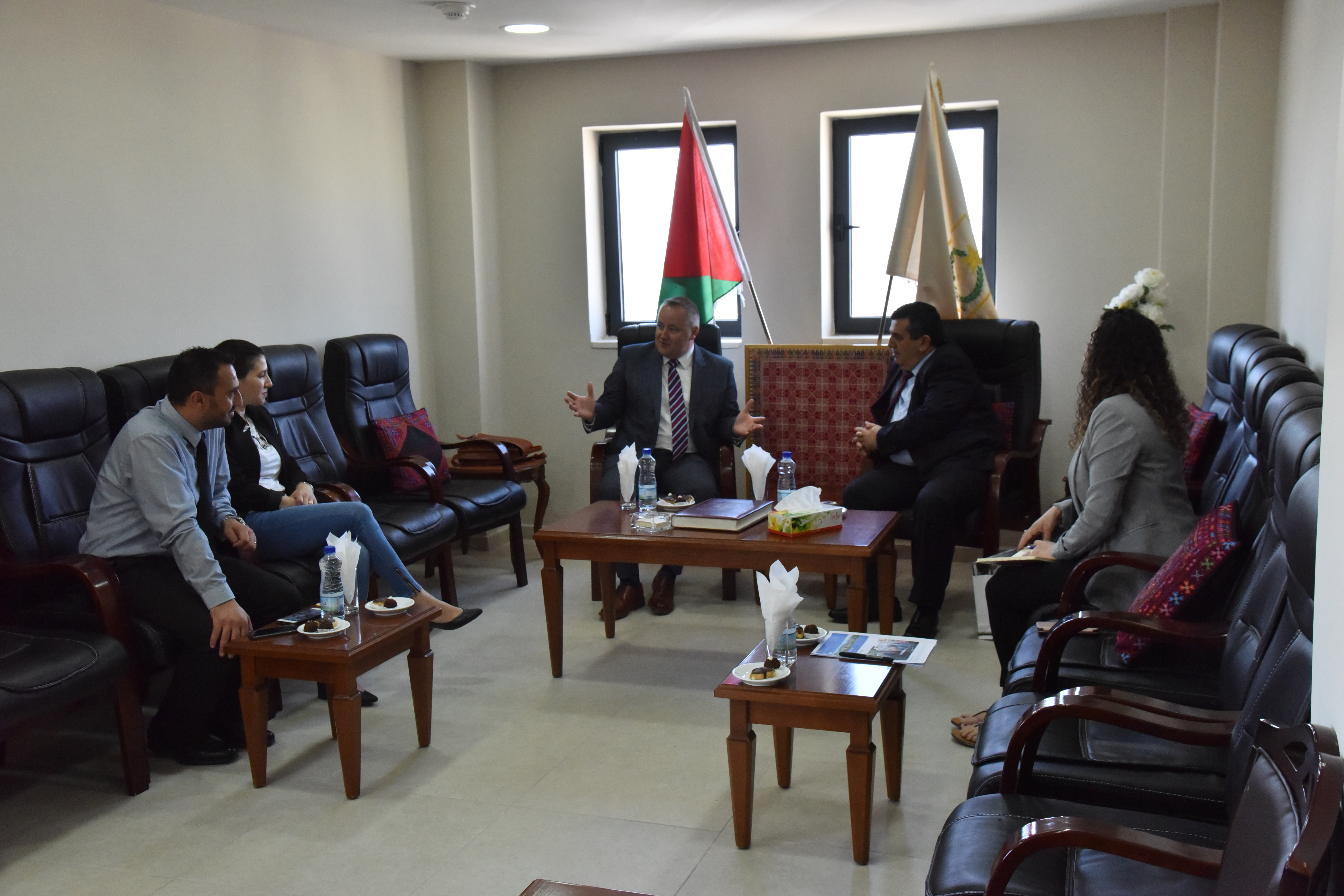 سلمان يلتقي بعضو برلمان ويلز ويشرح له عن واقع مدينة بيت لحم 