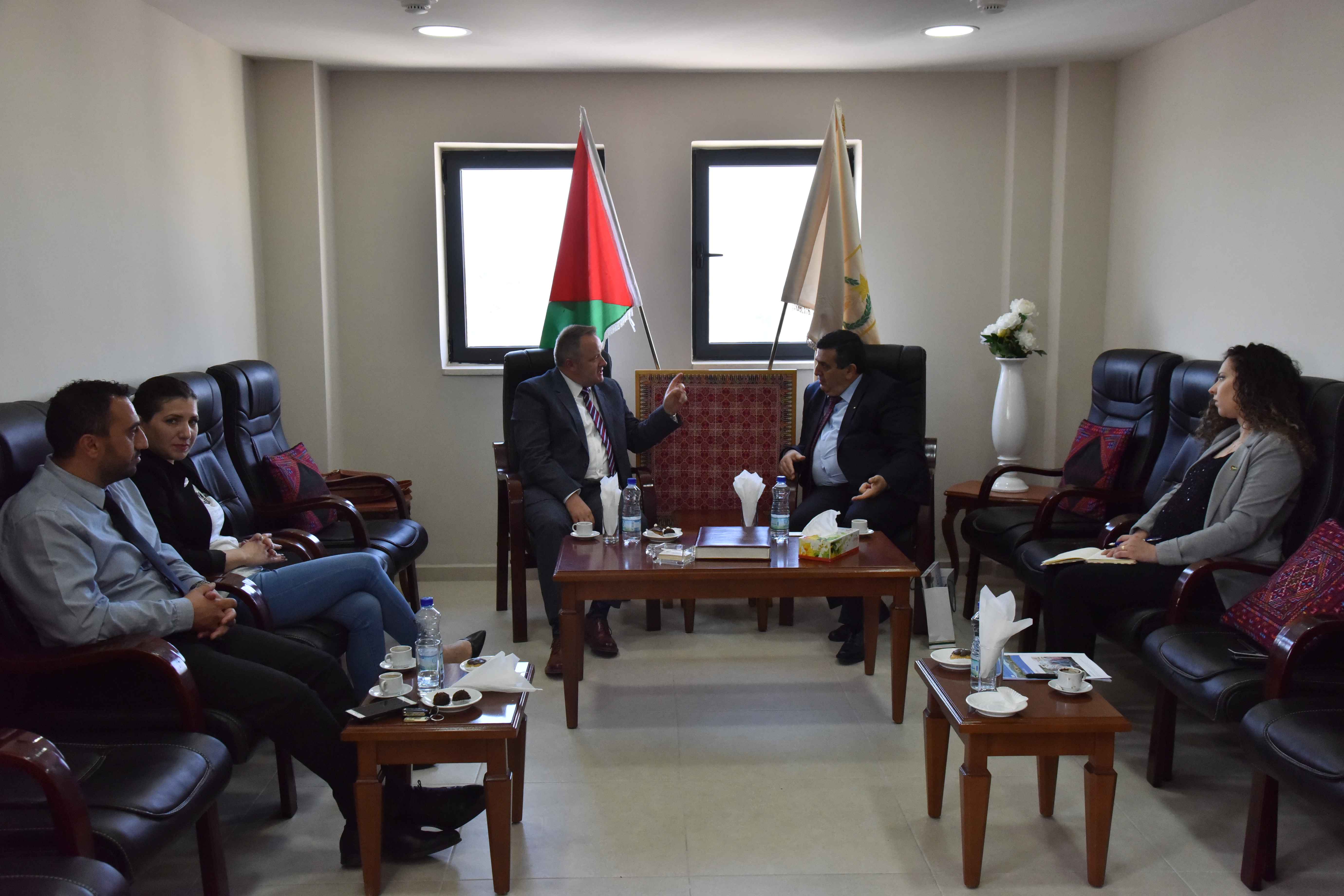 سلمان يلتقي بعضو برلمان ويلز ويشرح له عن واقع مدينة بيت لحم 