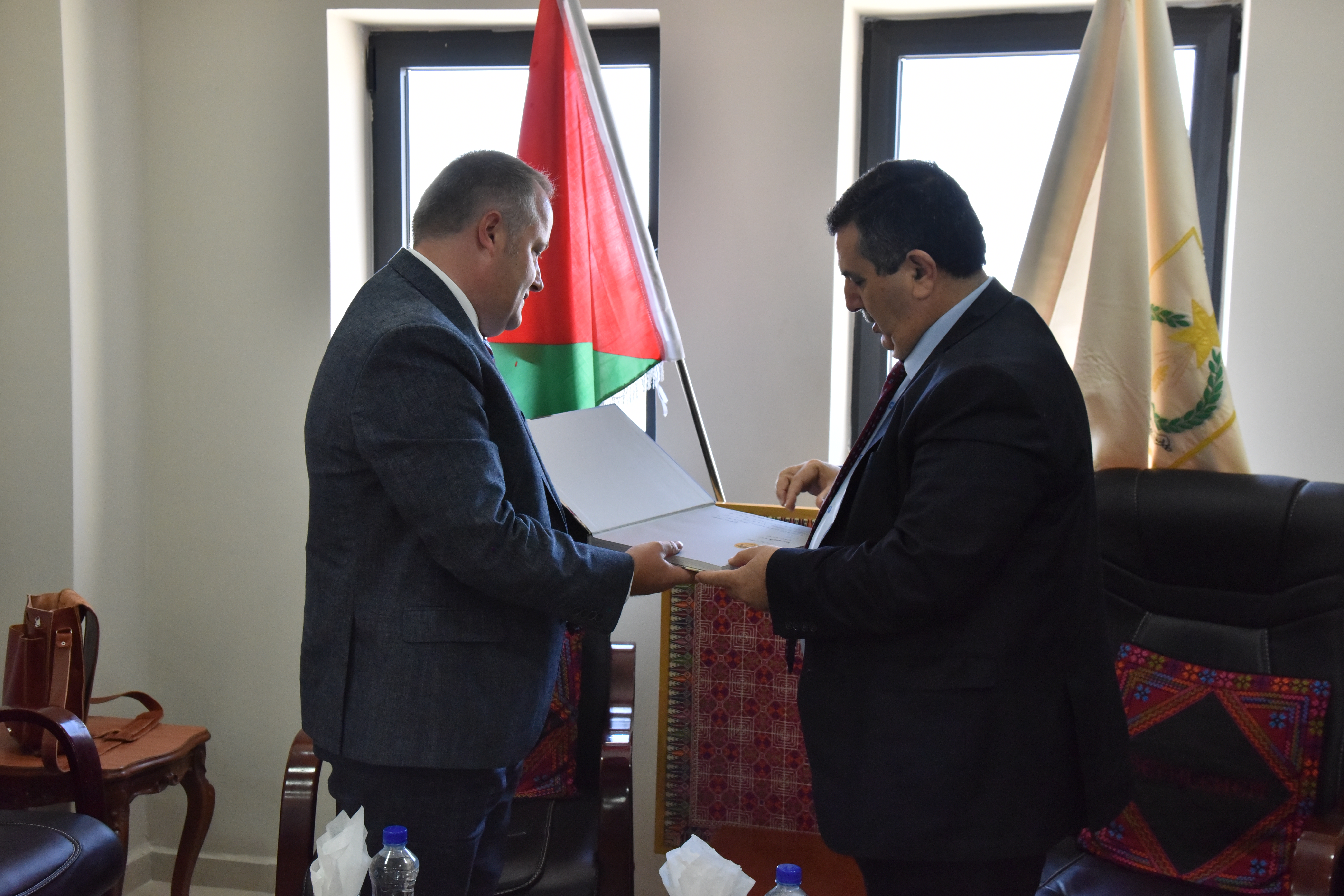 سلمان يلتقي بعضو برلمان ويلز ويشرح له عن واقع مدينة بيت لحم 