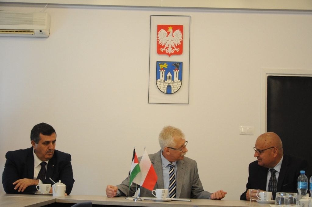 في جولته إلى بولندا سلمان يلتقي برئيس بلدية شيستوكوفا والسفير بوختا