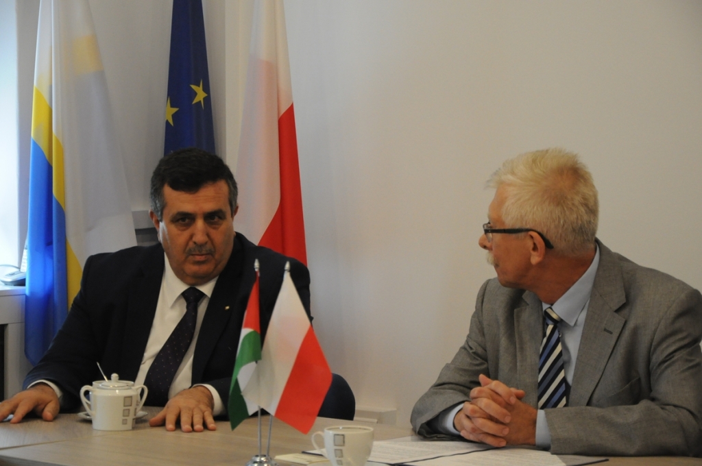 في جولته إلى بولندا سلمان يلتقي برئيس بلدية شيستوكوفا والسفير بوختا