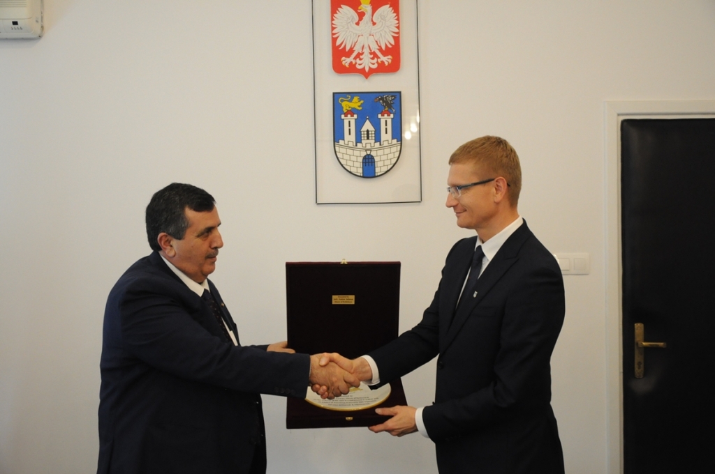 في جولته إلى بولندا سلمان يلتقي برئيس بلدية شيستوكوفا والسفير بوختا