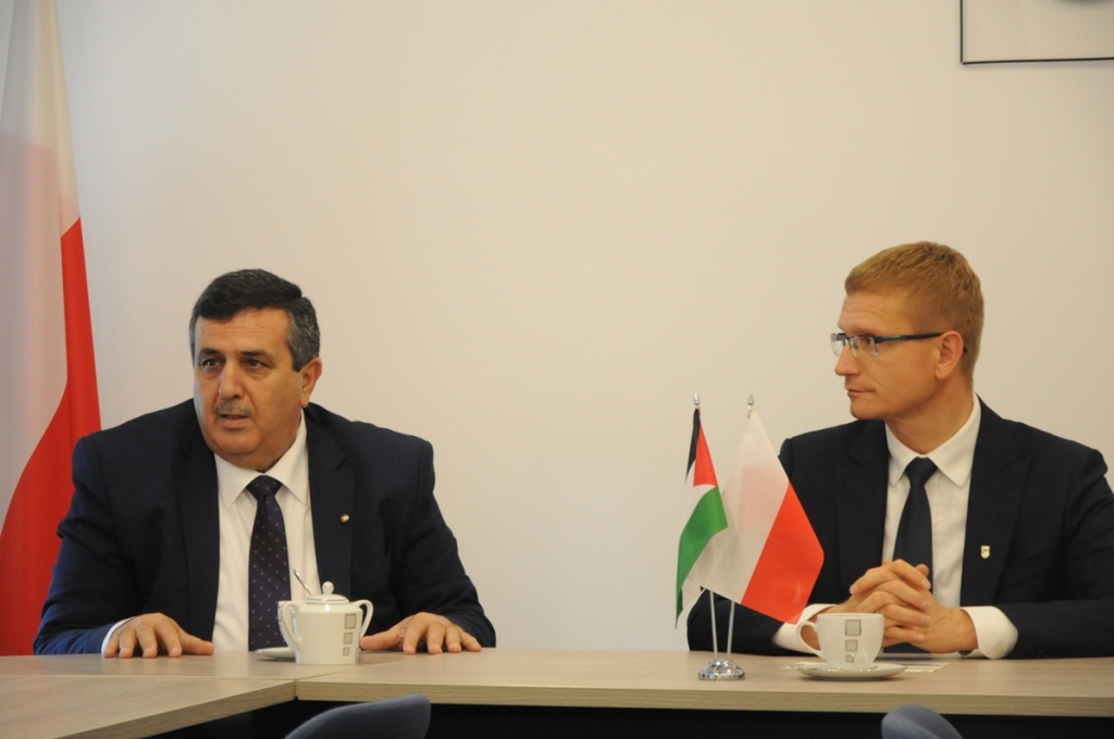 في جولته إلى بولندا سلمان يلتقي برئيس بلدية شيستوكوفا والسفير بوختا