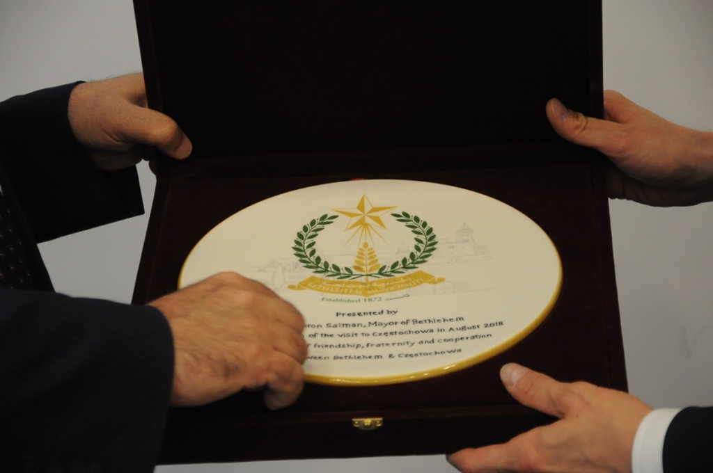 في جولته إلى بولندا سلمان يلتقي برئيس بلدية شيستوكوفا والسفير بوختا