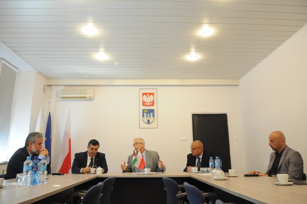 في جولته إلى بولندا سلمان يلتقي برئيس بلدية شيستوكوفا والسفير بوختا