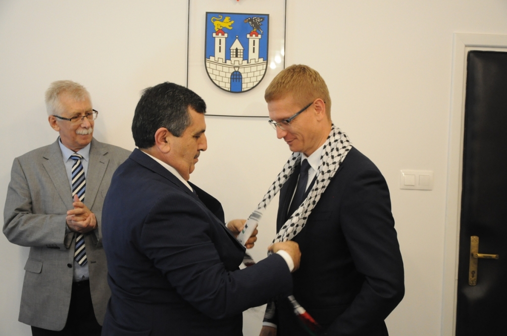 في جولته إلى بولندا سلمان يلتقي برئيس بلدية شيستوكوفا والسفير بوختا