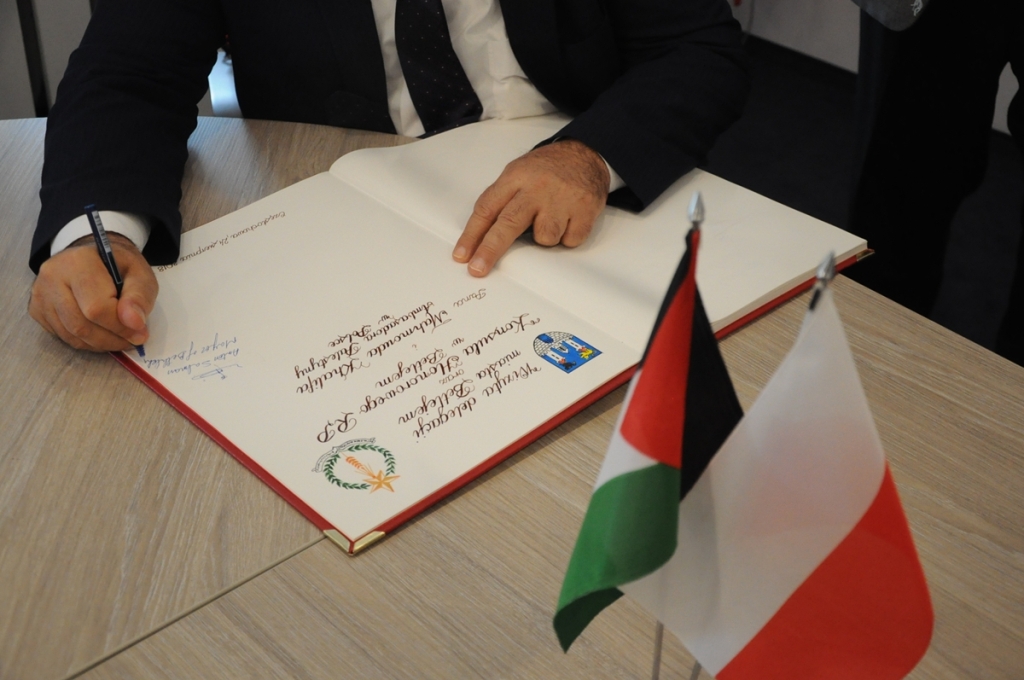 في جولته إلى بولندا سلمان يلتقي برئيس بلدية شيستوكوفا والسفير بوختا