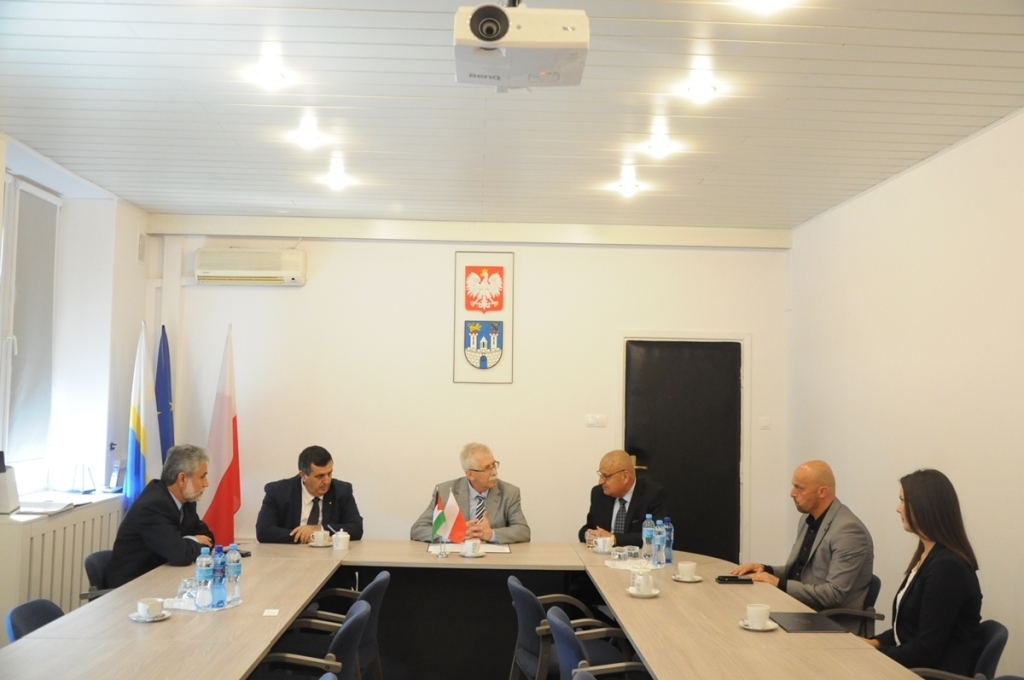 في جولته إلى بولندا سلمان يلتقي برئيس بلدية شيستوكوفا والسفير بوختا