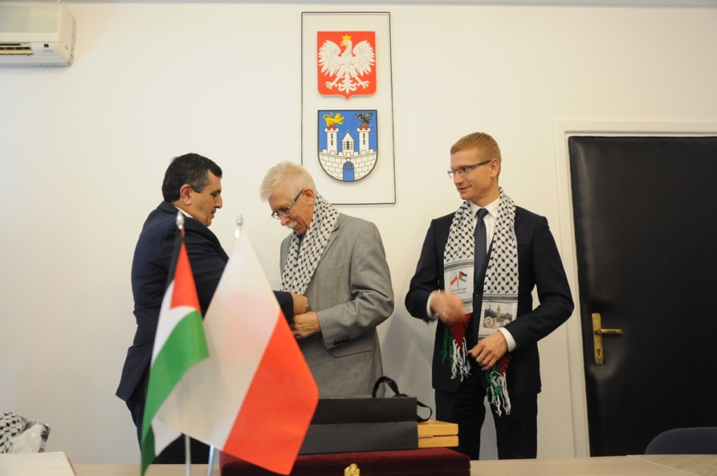 في جولته إلى بولندا سلمان يلتقي برئيس بلدية شيستوكوفا والسفير بوختا