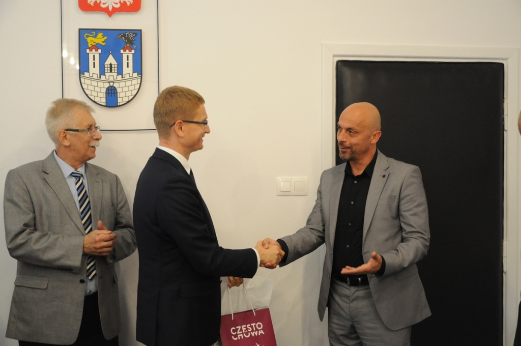 في جولته إلى بولندا سلمان يلتقي برئيس بلدية شيستوكوفا والسفير بوختا