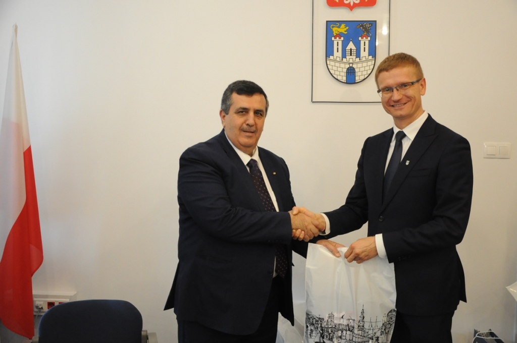 في جولته إلى بولندا سلمان يلتقي برئيس بلدية شيستوكوفا والسفير بوختا