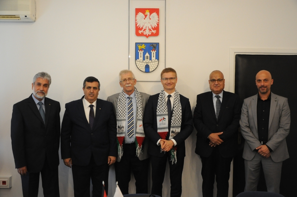 في جولته إلى بولندا سلمان يلتقي برئيس بلدية شيستوكوفا والسفير بوختا