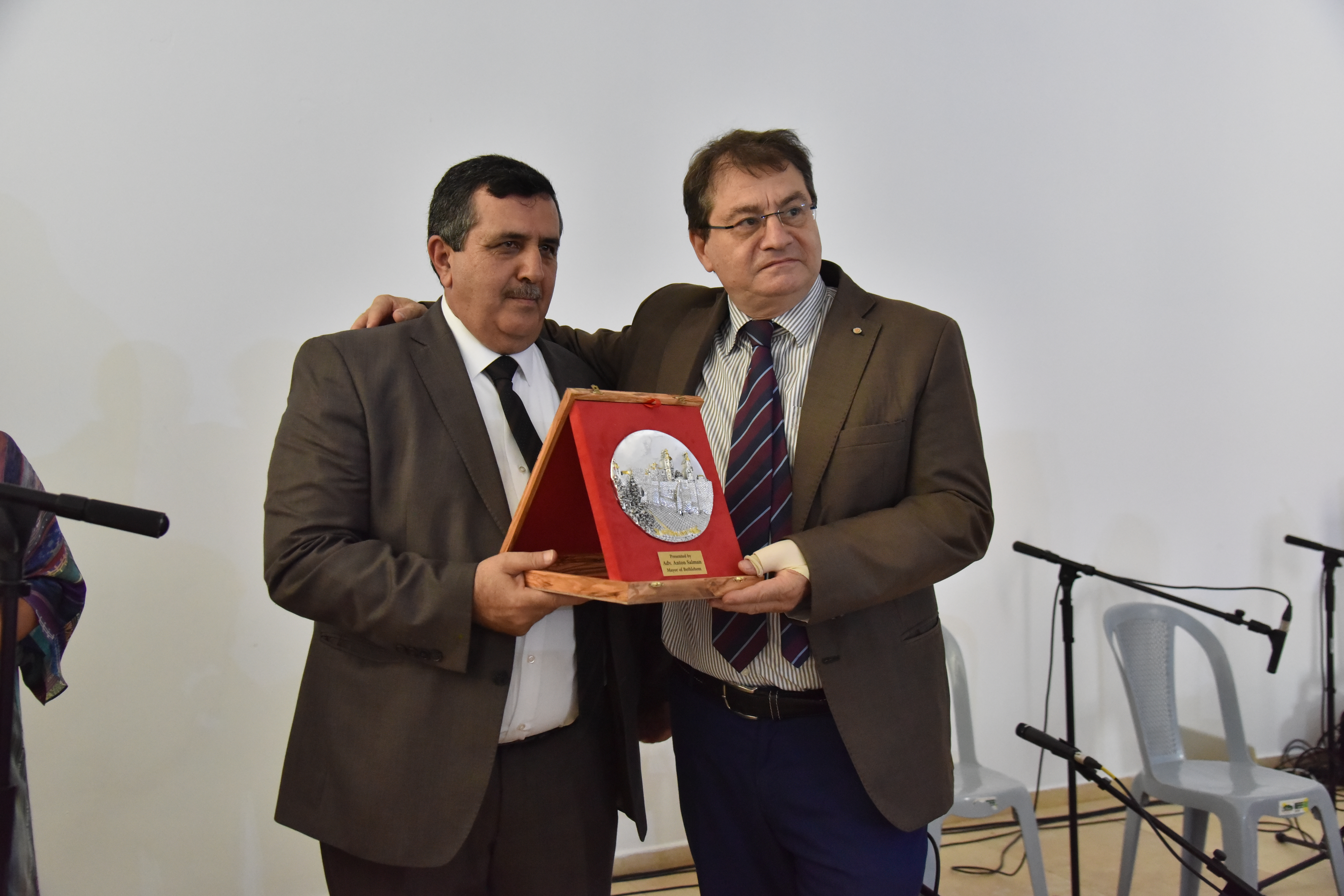 بلديتا بيت لحم وبوليانيللو الإيطالية: تحتفلان بتسيلم رئيس بلدية بيت لحم سلمان والأب فلتس مواطنة فخرية