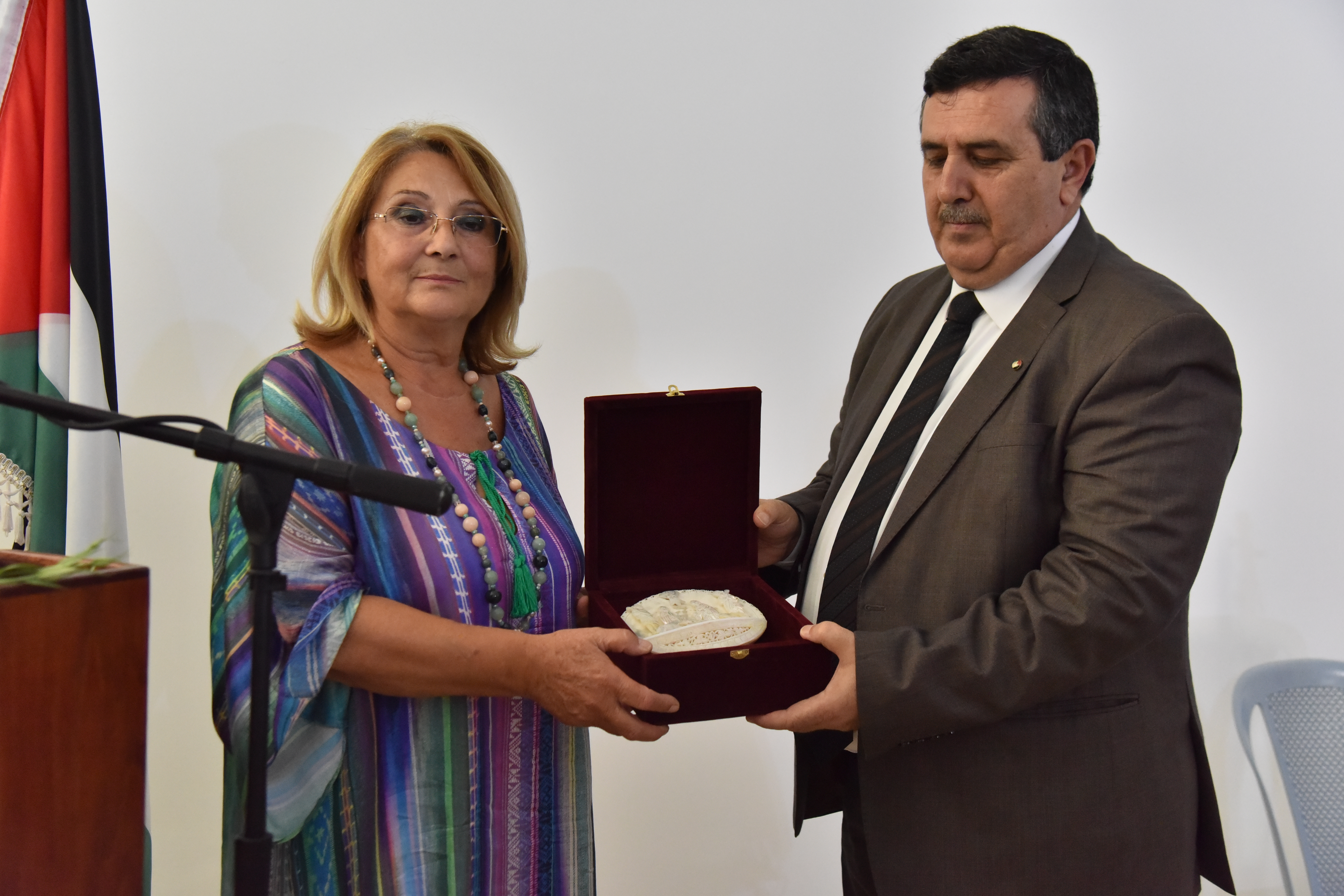 بلديتا بيت لحم وبوليانيللو الإيطالية: تحتفلان بتسيلم رئيس بلدية بيت لحم سلمان والأب فلتس مواطنة فخرية