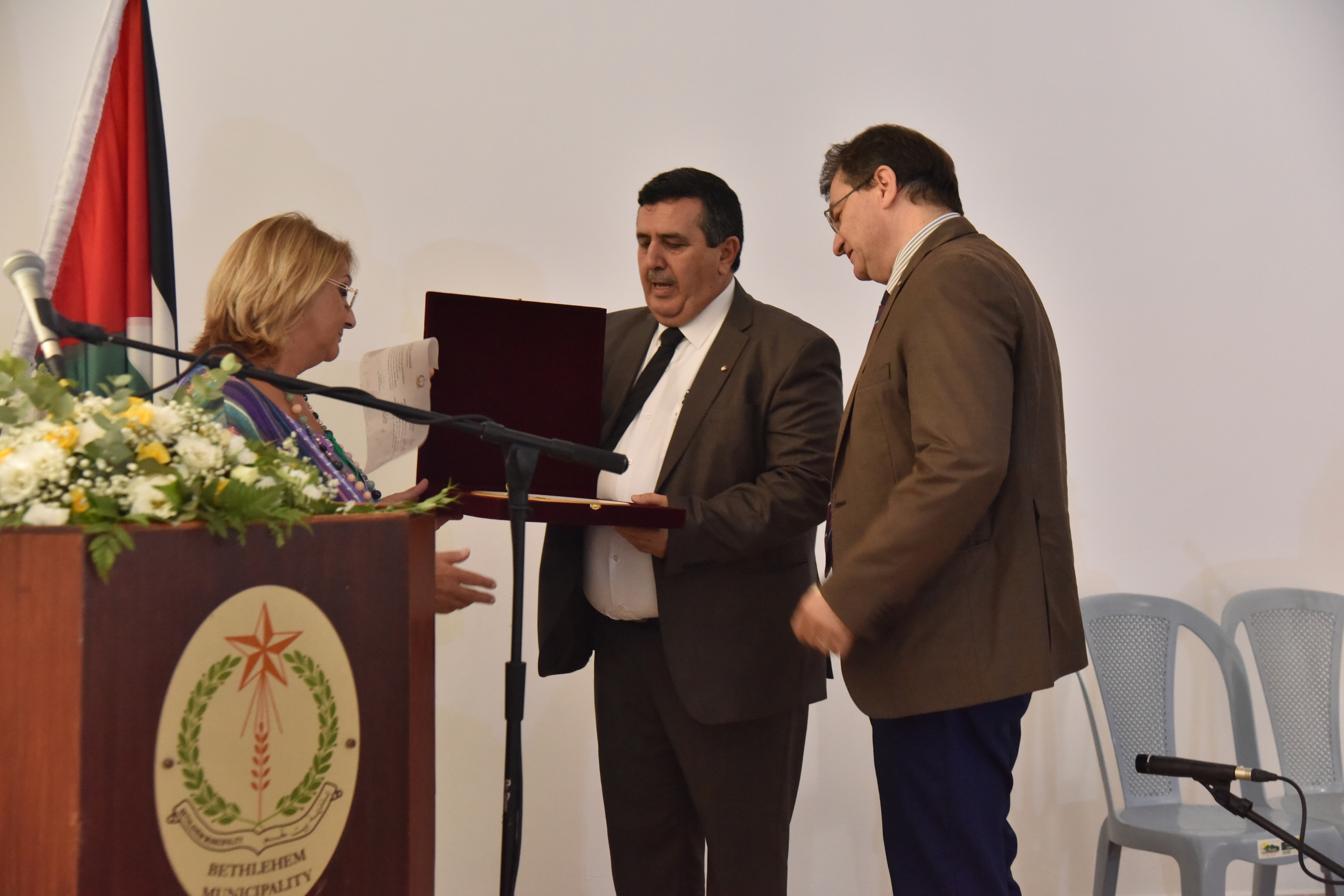 بلديتا بيت لحم وبوليانيللو الإيطالية: تحتفلان بتسيلم رئيس بلدية بيت لحم سلمان والأب فلتس مواطنة فخرية
