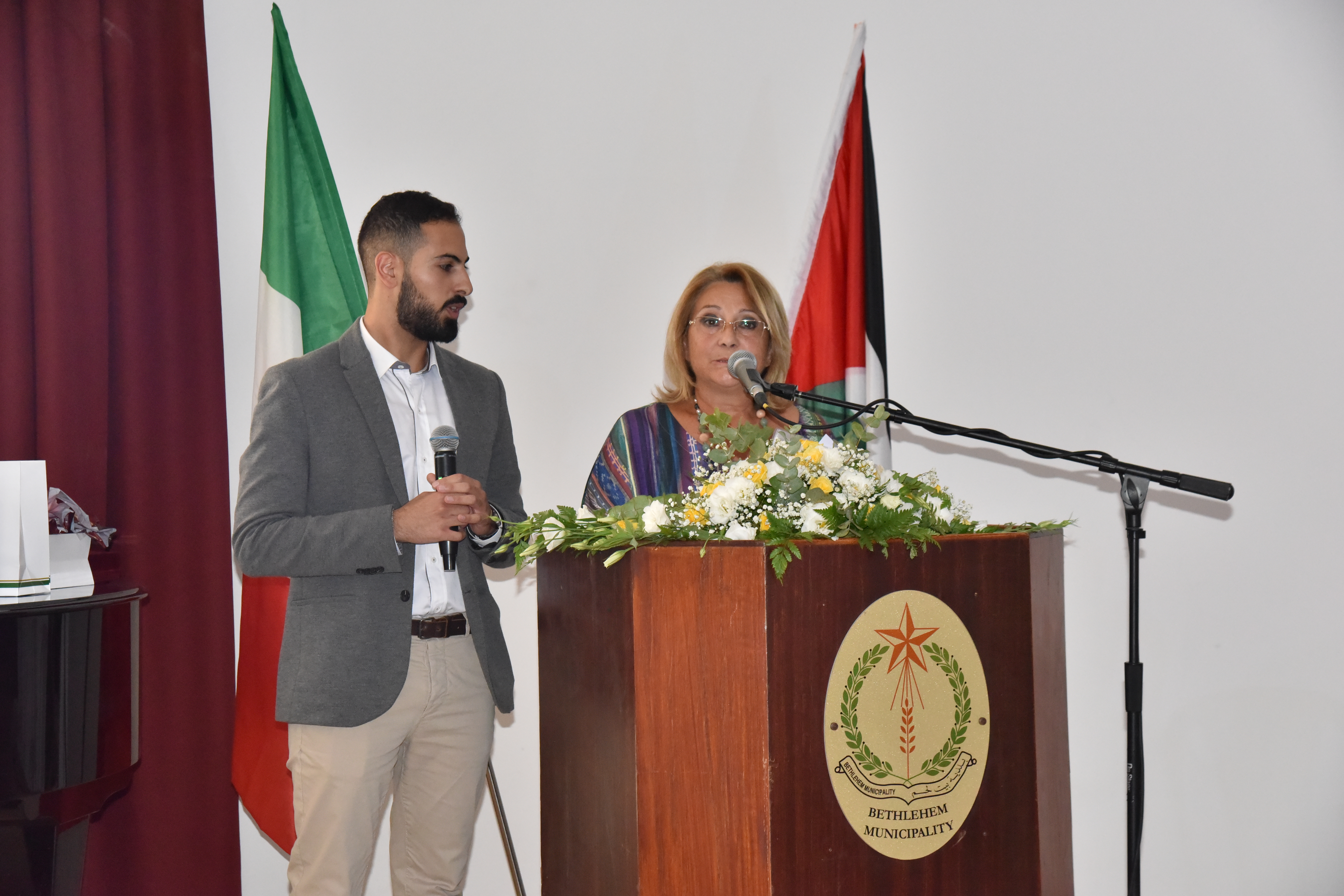 بلديتا بيت لحم وبوليانيللو الإيطالية: تحتفلان بتسيلم رئيس بلدية بيت لحم سلمان والأب فلتس مواطنة فخرية