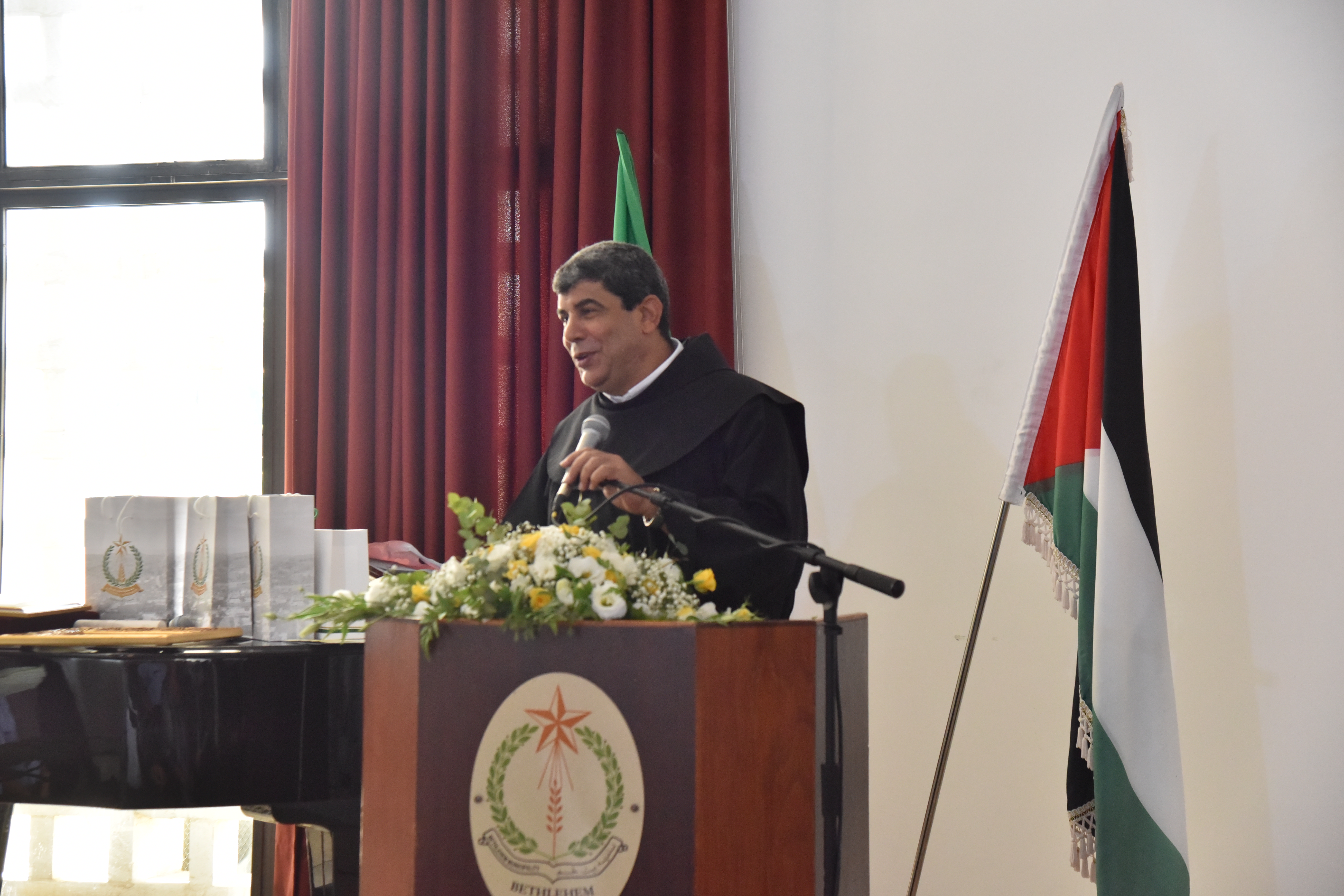 بلديتا بيت لحم وبوليانيللو الإيطالية: تحتفلان بتسيلم رئيس بلدية بيت لحم سلمان والأب فلتس مواطنة فخرية