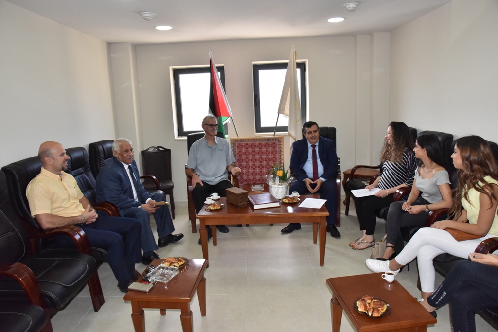 طالبات جامعة بيت لحم يزرن بلدية بيت لحم بعد إنهائهن تدريبهن في مجال الفندقة والسياحة في لورد الفرنسية  ضمن إتفاقية التوأمة بين بيت لحم ولورد