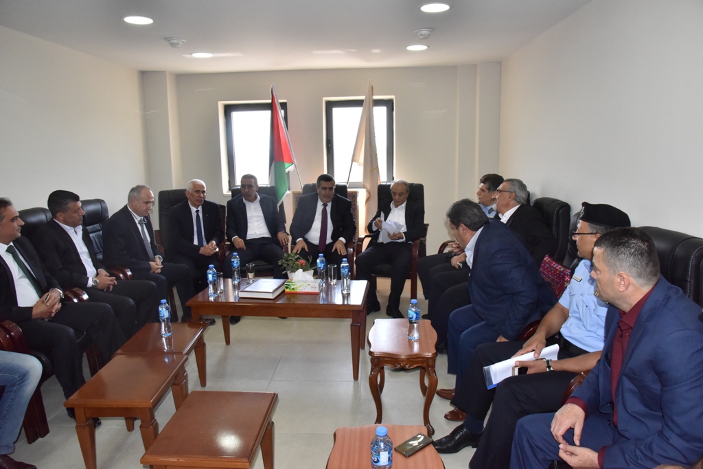 لاحقاً إلى لقاء فخامة رئيس دولة فلسطين مع رئيس بلدية بيت لحم وفد من المسؤولين الفلسطينيين يزور البلدية لمتابعة قرارات فخامة الرئيس لفرض سيادة القانون وتعزيز مكانة مدينة بيت لحم