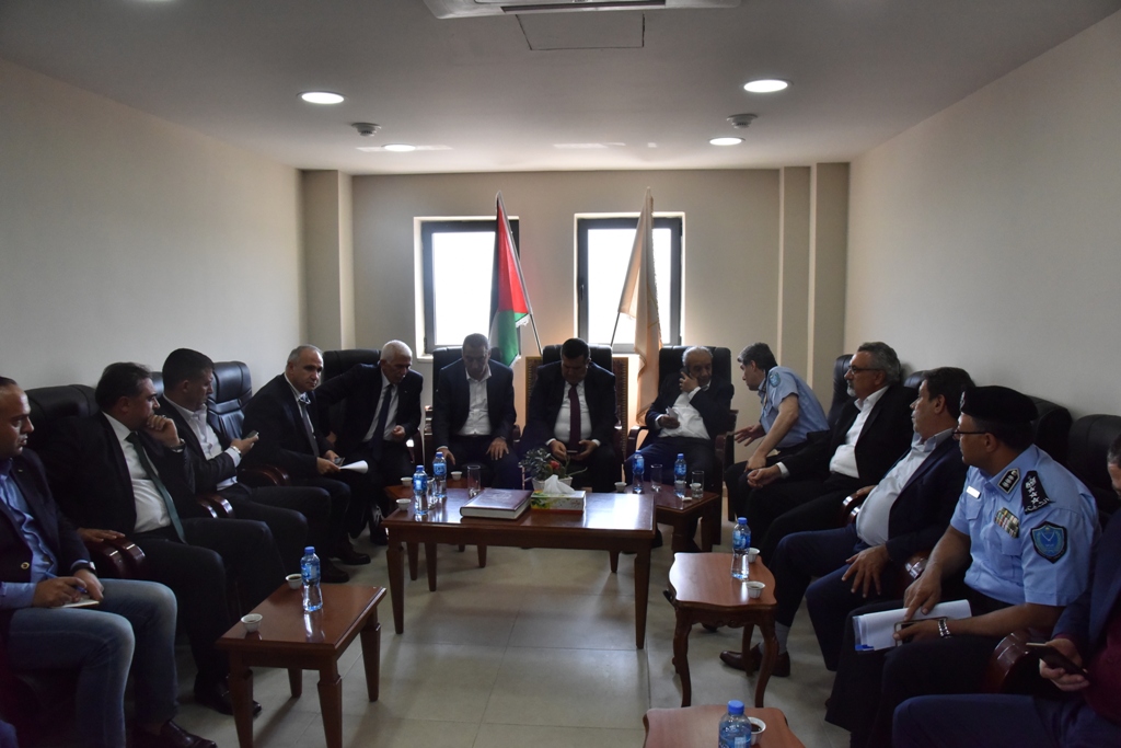 لاحقاً إلى لقاء فخامة رئيس دولة فلسطين مع رئيس بلدية بيت لحم وفد من المسؤولين الفلسطينيين يزور البلدية لمتابعة قرارات فخامة الرئيس لفرض سيادة القانون وتعزيز مكانة مدينة بيت لحم