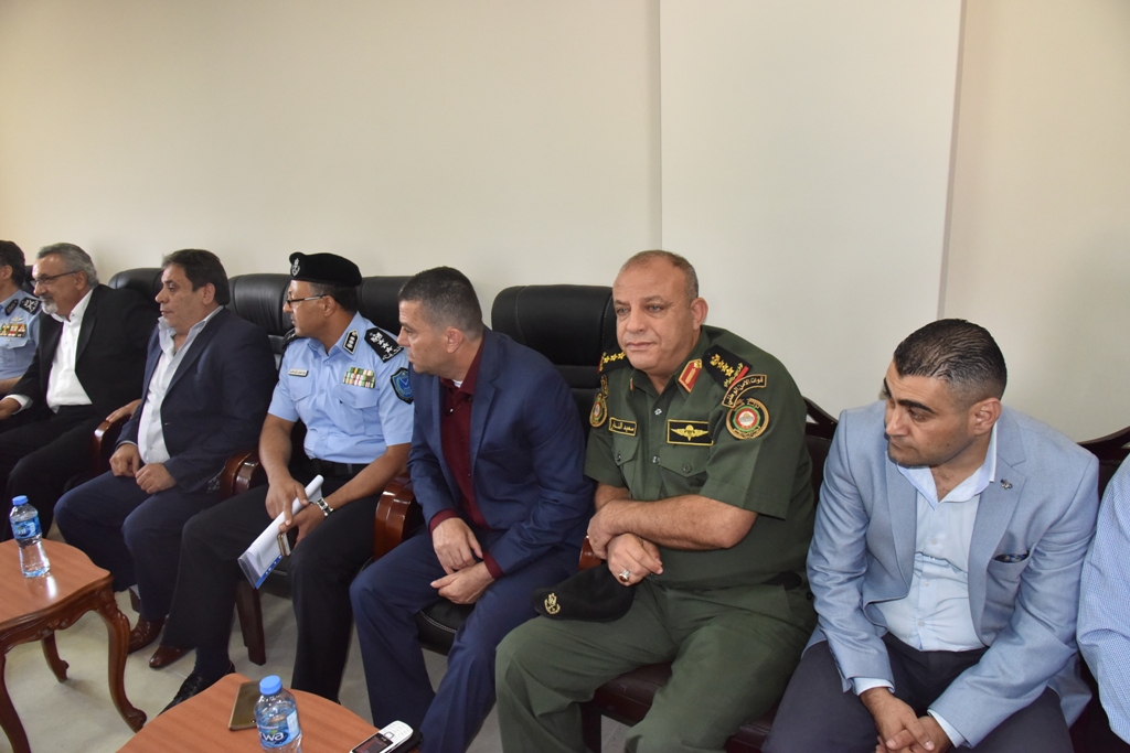 لاحقاً إلى لقاء فخامة رئيس دولة فلسطين مع رئيس بلدية بيت لحم وفد من المسؤولين الفلسطينيين يزور البلدية لمتابعة قرارات فخامة الرئيس لفرض سيادة القانون وتعزيز مكانة مدينة بيت لحم