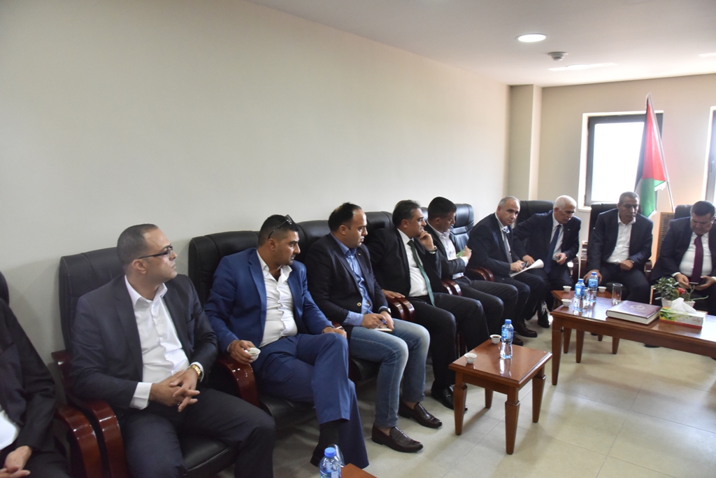 لاحقاً إلى لقاء فخامة رئيس دولة فلسطين مع رئيس بلدية بيت لحم وفد من المسؤولين الفلسطينيين يزور البلدية لمتابعة قرارات فخامة الرئيس لفرض سيادة القانون وتعزيز مكانة مدينة بيت لحم