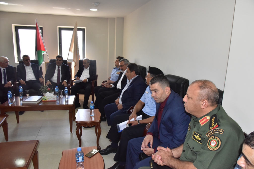 لاحقاً إلى لقاء فخامة رئيس دولة فلسطين مع رئيس بلدية بيت لحم وفد من المسؤولين الفلسطينيين يزور البلدية لمتابعة قرارات فخامة الرئيس لفرض سيادة القانون وتعزيز مكانة مدينة بيت لحم