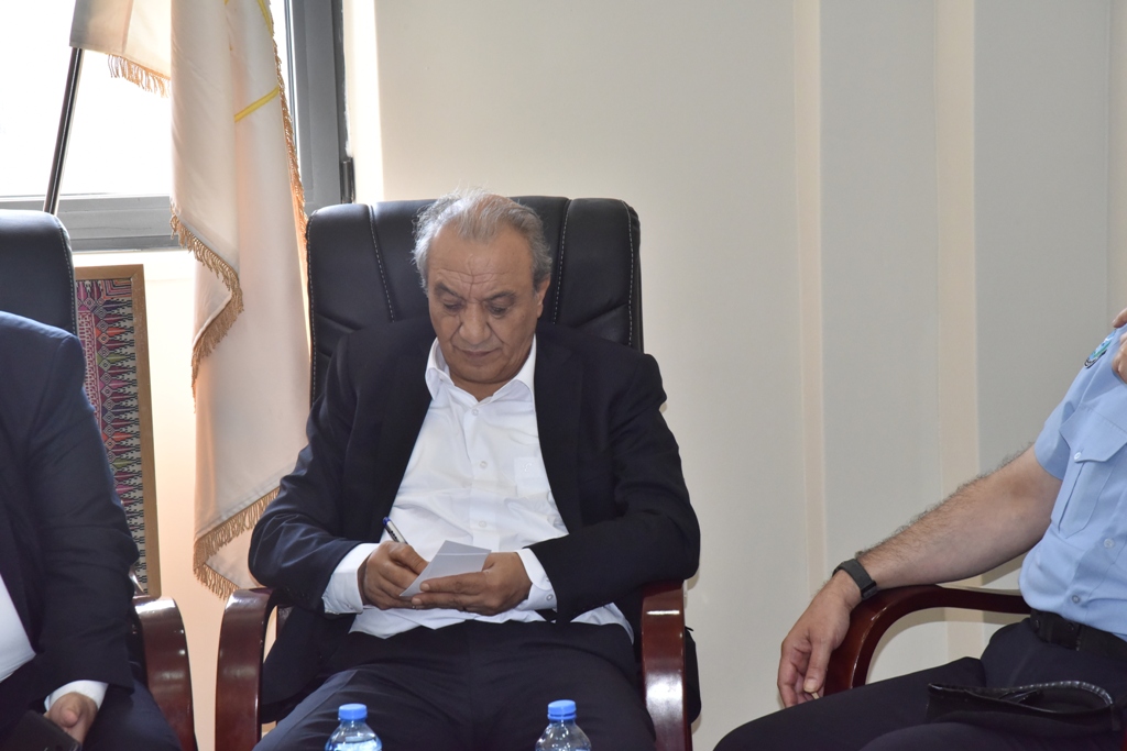 لاحقاً إلى لقاء فخامة رئيس دولة فلسطين مع رئيس بلدية بيت لحم وفد من المسؤولين الفلسطينيين يزور البلدية لمتابعة قرارات فخامة الرئيس لفرض سيادة القانون وتعزيز مكانة مدينة بيت لحم