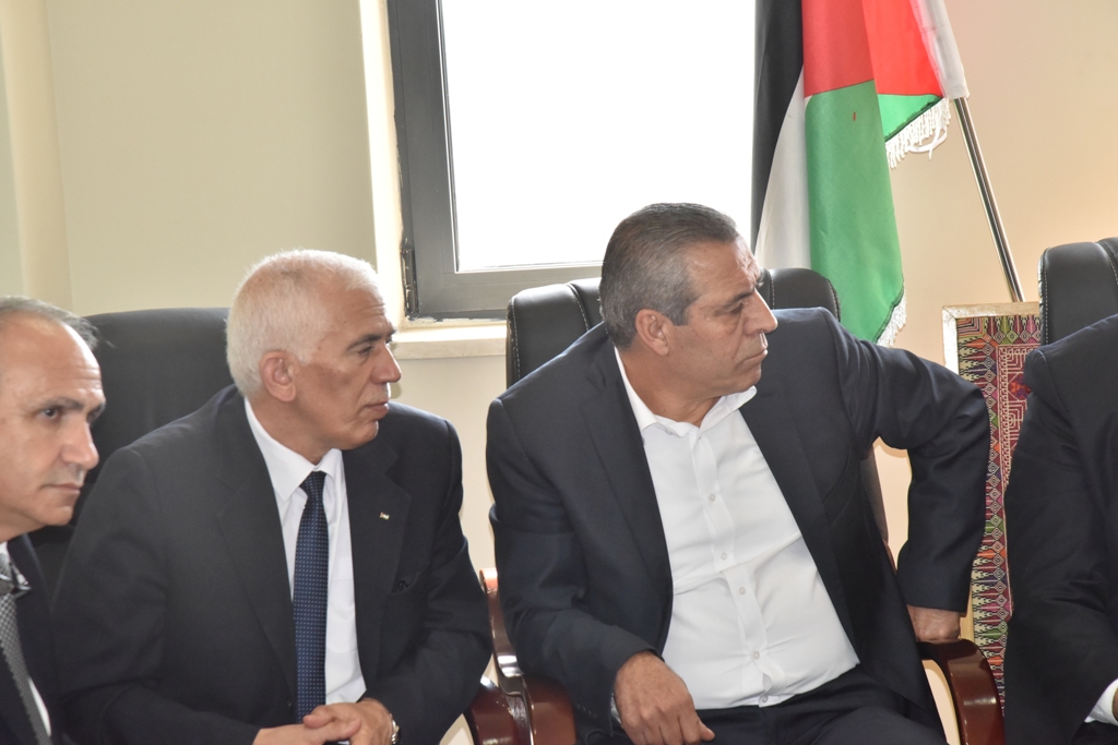 لاحقاً إلى لقاء فخامة رئيس دولة فلسطين مع رئيس بلدية بيت لحم وفد من المسؤولين الفلسطينيين يزور البلدية لمتابعة قرارات فخامة الرئيس لفرض سيادة القانون وتعزيز مكانة مدينة بيت لحم