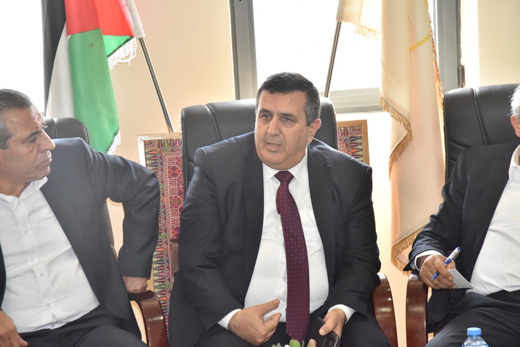 لاحقاً إلى لقاء فخامة رئيس دولة فلسطين مع رئيس بلدية بيت لحم وفد من المسؤولين الفلسطينيين يزور البلدية لمتابعة قرارات فخامة الرئيس لفرض سيادة القانون وتعزيز مكانة مدينة بيت لحم