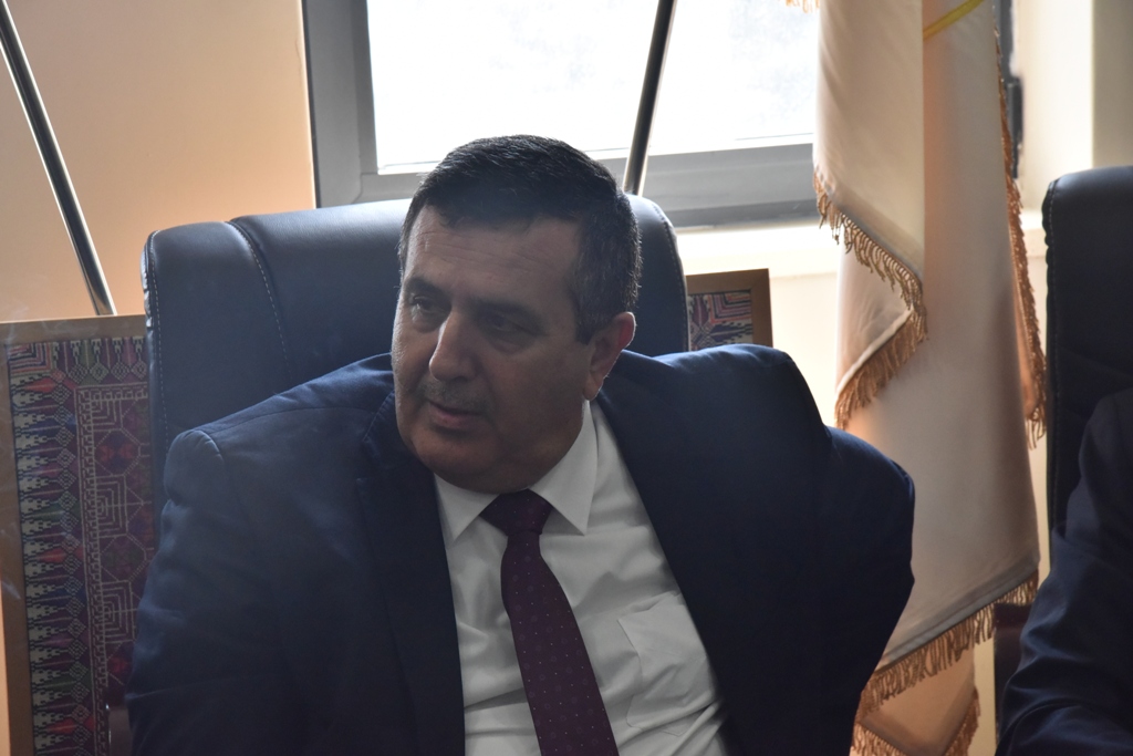 لاحقاً إلى لقاء فخامة رئيس دولة فلسطين مع رئيس بلدية بيت لحم وفد من المسؤولين الفلسطينيين يزور البلدية لمتابعة قرارات فخامة الرئيس لفرض سيادة القانون وتعزيز مكانة مدينة بيت لحم