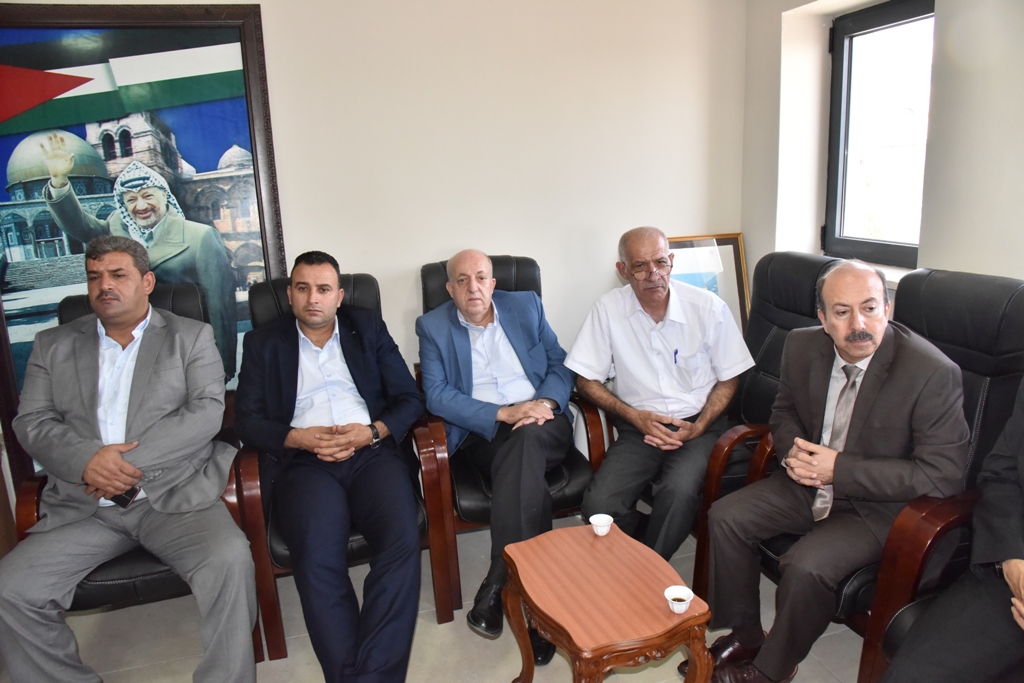 لاحقاً إلى لقاء فخامة رئيس دولة فلسطين مع رئيس بلدية بيت لحم وفد من المسؤولين الفلسطينيين يزور البلدية لمتابعة قرارات فخامة الرئيس لفرض سيادة القانون وتعزيز مكانة مدينة بيت لحم